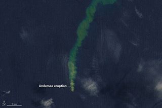 La sorprendente y única columna colorida del volcán submarino Kavachi