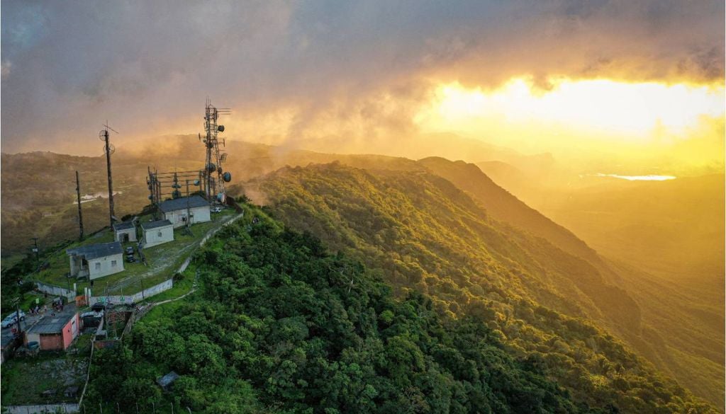 O Pico Alto, uma das principais atrações de Guaramiranga. É o segundo ponto mais alto do Ceará, com uma altitude de aproximadamente 1.115 metros acima do nível do mar. Crédito: Blog Temporada Guaramiranga/Daniel Luz.