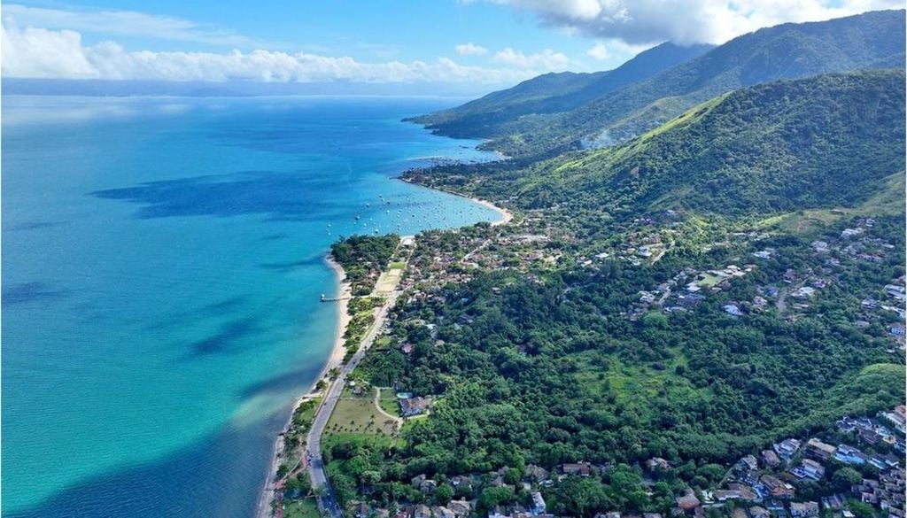 Vista área de Ilhabela (SP) para o mar e para a praia. Crédito: Divulgação/Prefeitura de Ilhabela.