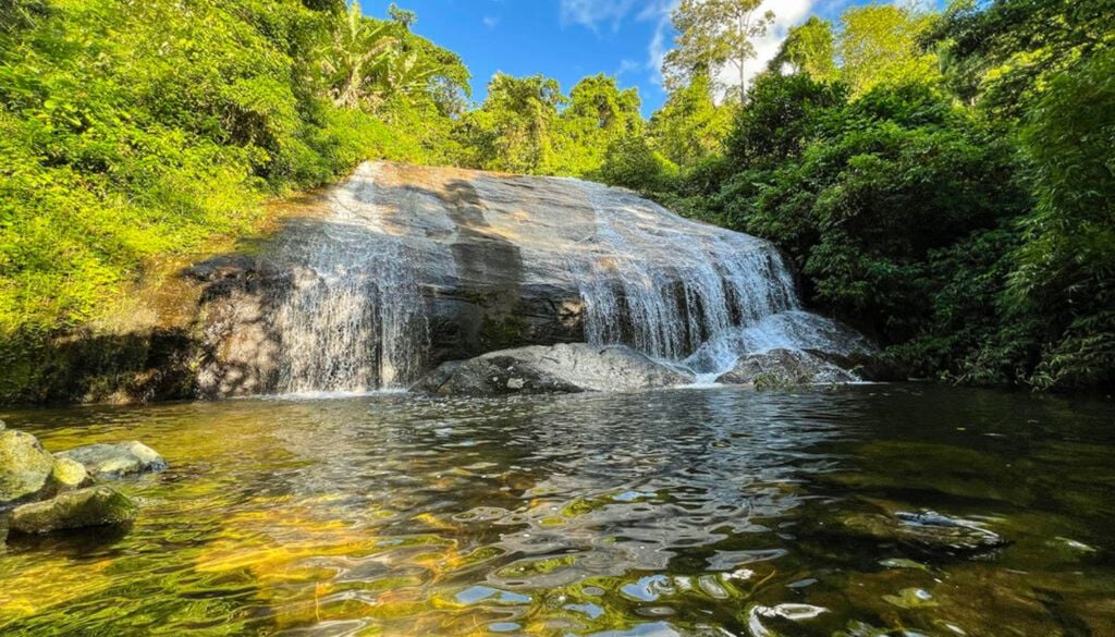 Um dos três tombos da Cachoeira dos Três Tombos, em Ilhabela (SP). Crédito: Divulgação.