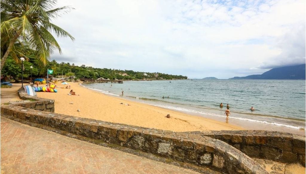 A Praia Grande, na parte sul, é uma das maiores praias de Ilhabela. Com uma orla de aproximadamente 600 m de extensão, é também uma das praias com melhor estrutura. Crédito: Divulgação.