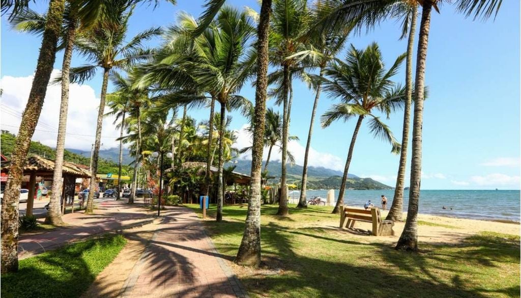 A bela Praia do Perequê, no centro de Ilhabela (SP). Crédito: Divulgação.