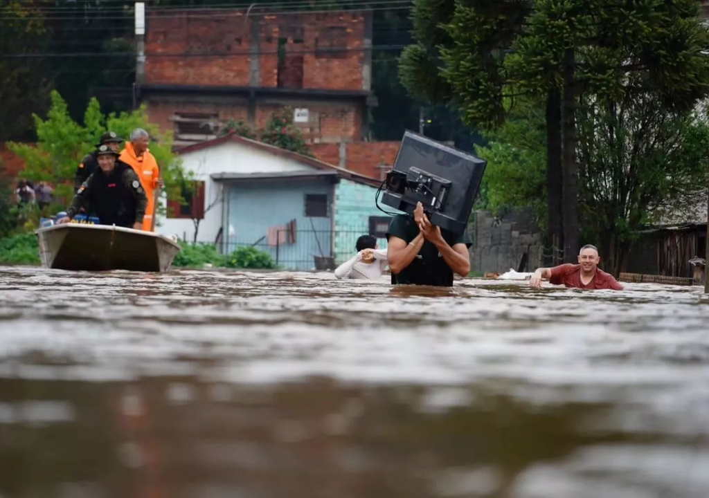 Com 47 mortes confirmadas por enchentes, Rio Grande do Sul continua