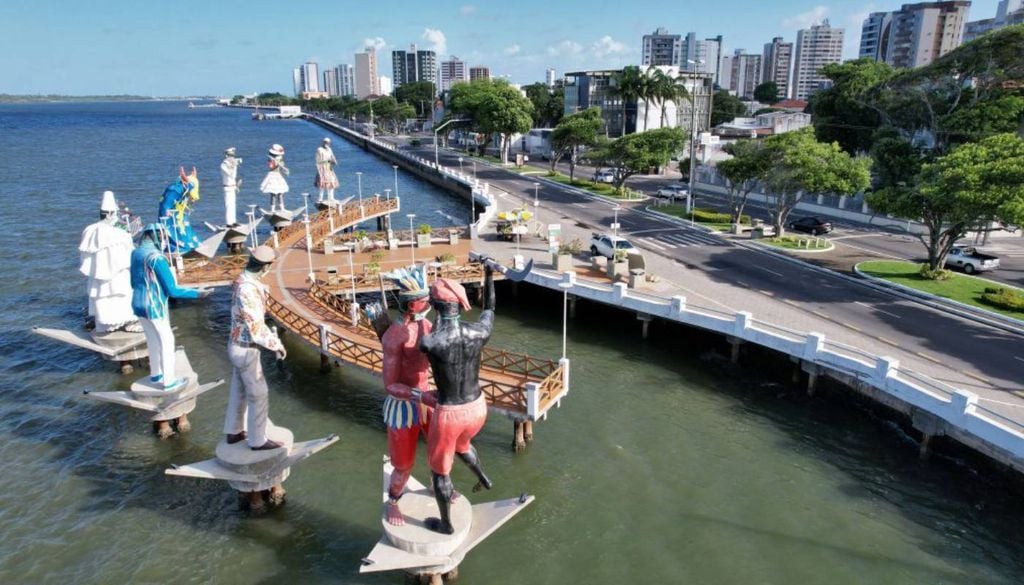 O Largo da Gente Sergipana tem 8 esculturas gigantes que podem ser avistadas de pertinho ao caminhar pelo píer de madeira instalado no local. Cada personagem representa uma manifestação folclórica de Sergipe. Crédito: Divulgação.