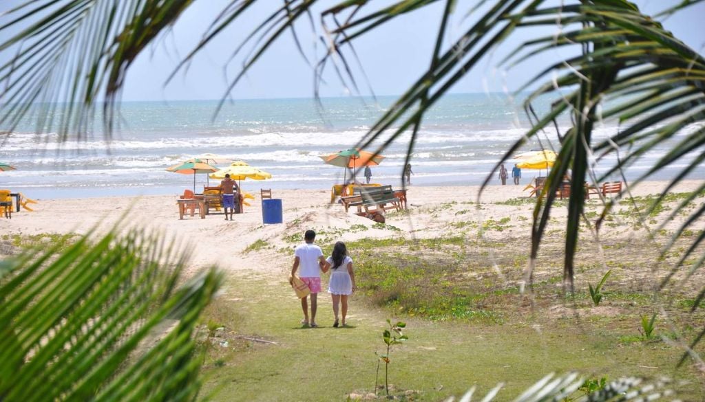 A Praia de Aruana é considerada uma das melhores e mais tranquilas de Aracaju. Tem uma extensa faixa de areia com várias barracas espalhadas e mar tranquilo, com ondas geralmente de tamanho médio. Crédito: Divulgação.