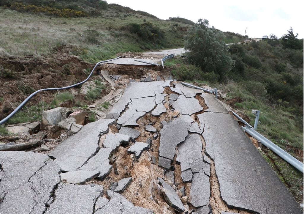 Não é recomendável utilizar as estradas que desmoronaram, mas os residentes continuam a percorrê-las a pé porque não tem alternativa. Foto: Município de Arruda dos Vinhos