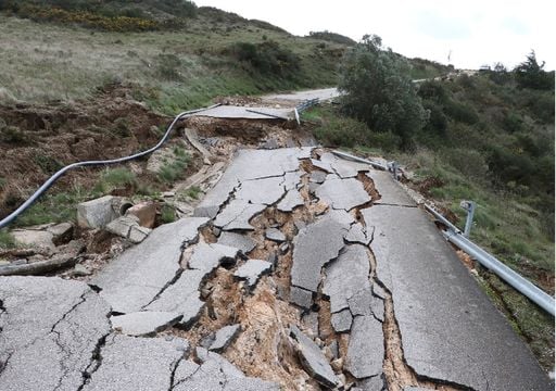 Com o peso da &aacute;gua da chuva, o ch&atilde;o est&aacute; a ceder todos os dias na regi&atilde;o Oeste
