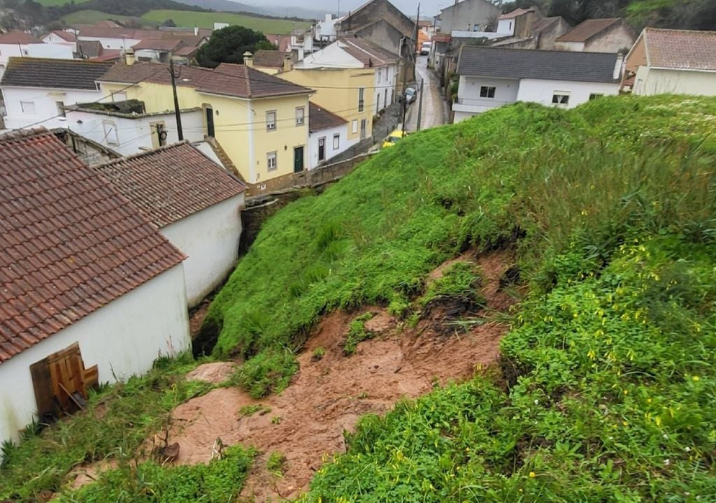 Com a maioria dos acessos bloqueados e dezenas de habitações em risco de ruir, a autarquia de Torres Vedras adiou o Carnaval. Foto: Freguesia de Dois Portos