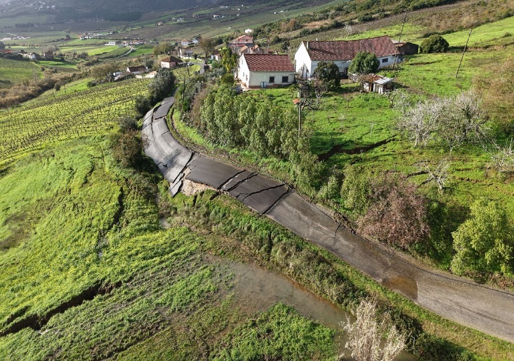 As autarquias de Torres Vedras e de Arruda dos Vinhos recomendam a máxima prudência aos moradores que têm de percorrer os terrenos instáveis. Foto: Município de Arruda dos Vinhos