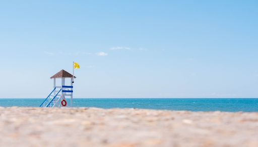 Com temperaturas a subir, h&aacute; algo que deve verificar na praia antes de entrar na &aacute;gua