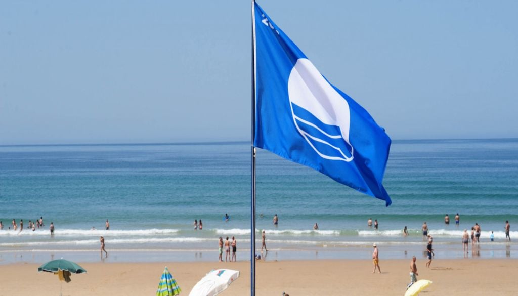 Bandeira Azul A bandeira azul da praia é um selo de qualidade ambiental atribuído a praias que cumprem critérios rigorosos de segurança, limpeza e sustentabilidade. Foto: CM Almada