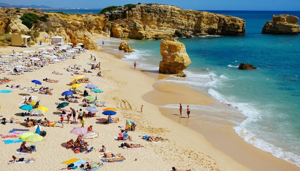 Praia de São Rafael, Albufeira Com o arranque da época balnear, o Governo voltou a divulgar recomendações de segurança, saúde e proteção ambiental. Foto: Unsplash