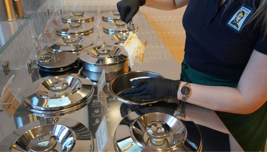 gelato artigianale Ancora oggi il gelato si conserva in contenitori termici di acciaio, evoluzione dei primi barattoli per conservare il freddo - Foto di Anusree GS-Pexels
