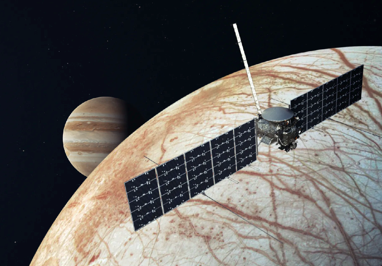 Rappresentazione artistica della navicella spaziale Europa Clipper con Europa e Giove sullo sfondo. Credit: NASA/JPL-Caltech