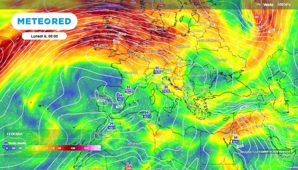 L'Europa, nei prossimi giorni, tornerà a respirare grazie all'avvicinamento dell'anticiclone delle Azzorre che ruberà la scena, per qualche giorno, all'omologo nordafricano. Le temperature, localmente, potranno scendere anche di 8-9°C rispetto ai picchi di calore estremo vissuti negli ultimi giorni.