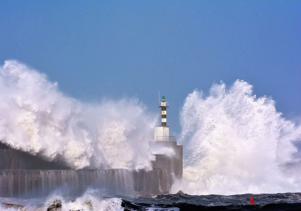 I venti forti come il Maestrale o lo Scirocco, generano onde alte, turbolenza delle acque e variazioni rapide di salinità, temperatura e ossigeno disciolto.