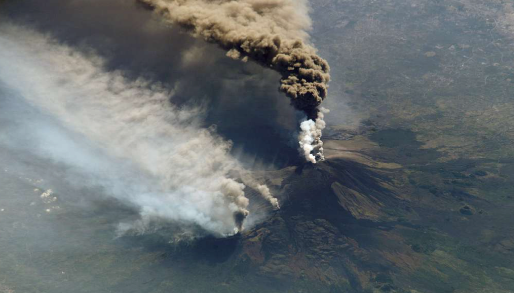 Eruzione dell'Etna fotografata dalla Stazione Spaziale Internazionale ISS.