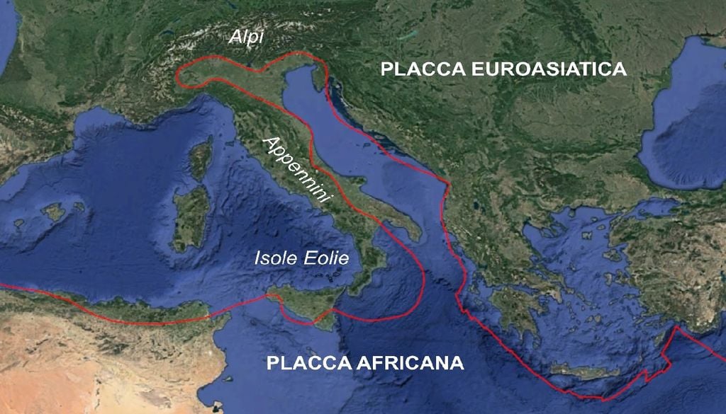 In rosso i confini delle due placche africana ed euroasiatica i cui movimenti alimentano l'attività dell'Etna. Credit: INGV