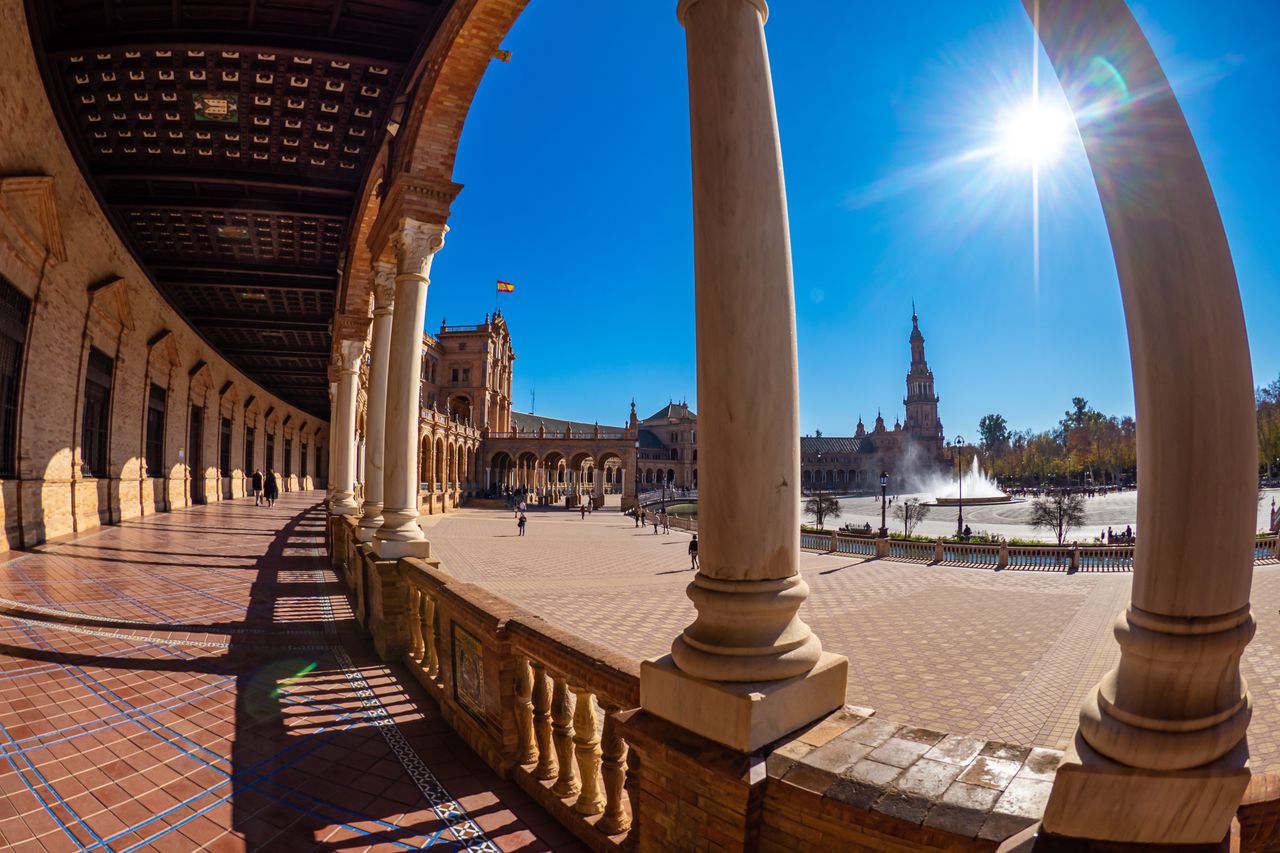 Sevilla es una de las ciudades más cálidas del sur de Europa. La media de máximas del mes más cálido (julio) es de 36 ºC en el aeropuerto.