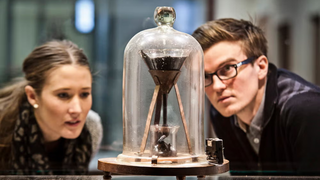 Comenz&oacute; en 1927 y sigue funcionando: el experimento donde una sola gota puede tardar diez a&ntilde;os en caer