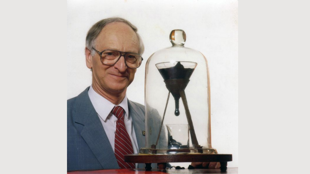Mainstone recibió, junto a Parnell, el Ig Nobel de Física, premio a investigaciones que hacen reír y luego pensar. Imagen tomada del sitio web de la Universidad de Qeensland.