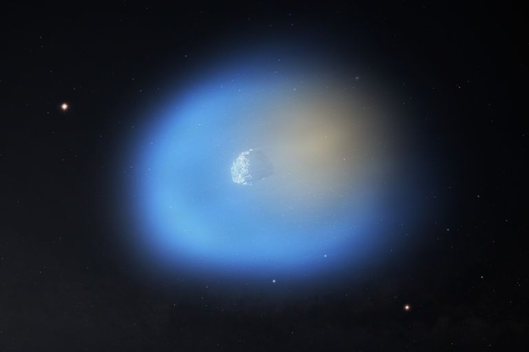 Se muestra una impresión artística de 3I/ATLAS a su paso cerca del Sol, iluminando una cara del cometa. En la cara del cometa más cercana al Sol, el gas metanol se muestra en azul, con granos de polvo helado aún presentes en el gas. En la cara oscura del cometa, el cianuro de hidrógeno se muestra en naranja. Crédito: NSF/AUI/NSF NRAO/M.Weiss