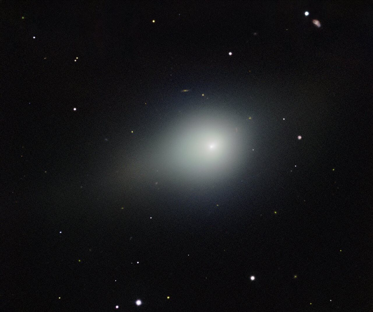 Una imagen profunda del Cometa 3I/ATLAS capturada por el Espectrografo Multi-Objetos del observatorio Gemini Norte en Maunakea, Hawai. La imagen muestra la coma del cometa —una nube de gas y polvo que se forma alrededor del núcleo del cometa en la vecindad del Sol. Créditos: International Gemini Observatory/NOIRLab/NSF/AURA/B. Bolin