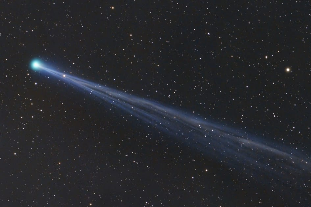 O C/2025 R3 (PanSTARRS) poderá ser observado no Brasil a partir deste sábado (18), marcando a passagem de um raro visitante do Cinturão de Kuiper. Crédito: Alessandro Cipolat Bares