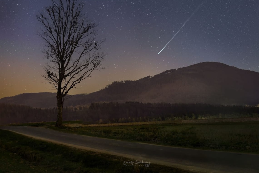 Antes mesmo de chegar ao Brasil, o C/2025 R3 (PanSTARRS) já vem sendo registrado em outras regiões do mundo, rendendo imagens com sua cauda brilhante. Crédito: Łukasz Remkowicz