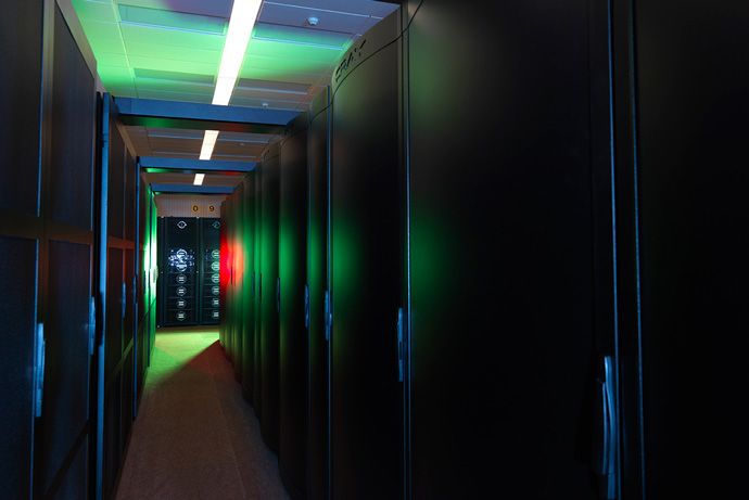 Foto 2: El ECMWF tiene una potente instalación informática de alto rendimiento y un sistema de manejo de datos a gran escala en sus instalaciones en Reading, Reino Unido. El ECMWF tiene una potente instalación informática de alto rendimiento y un sistema de manejo de datos a gran escala en sus instalaciones en Reading, Reino Unido. (Foto: A. Brookes / ECMWF Copernicus)