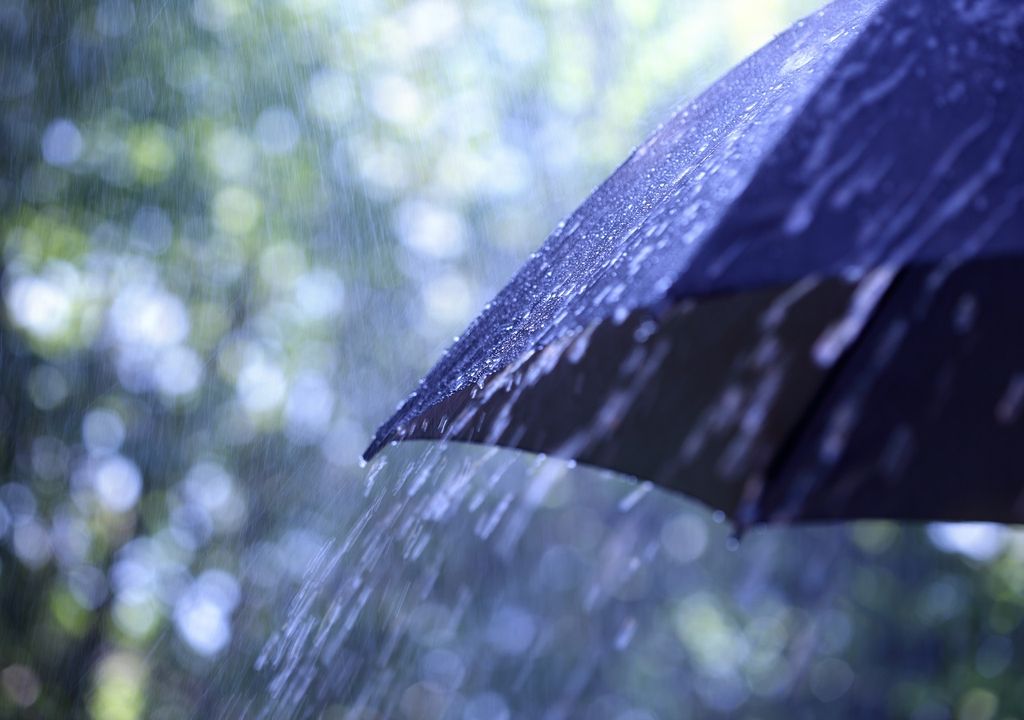 paragua oscuro con lluvia
