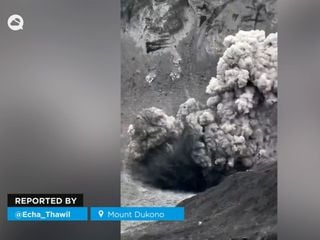 Un escalador captura el comienzo de una erupción en el Monte Dukono en Indonesia