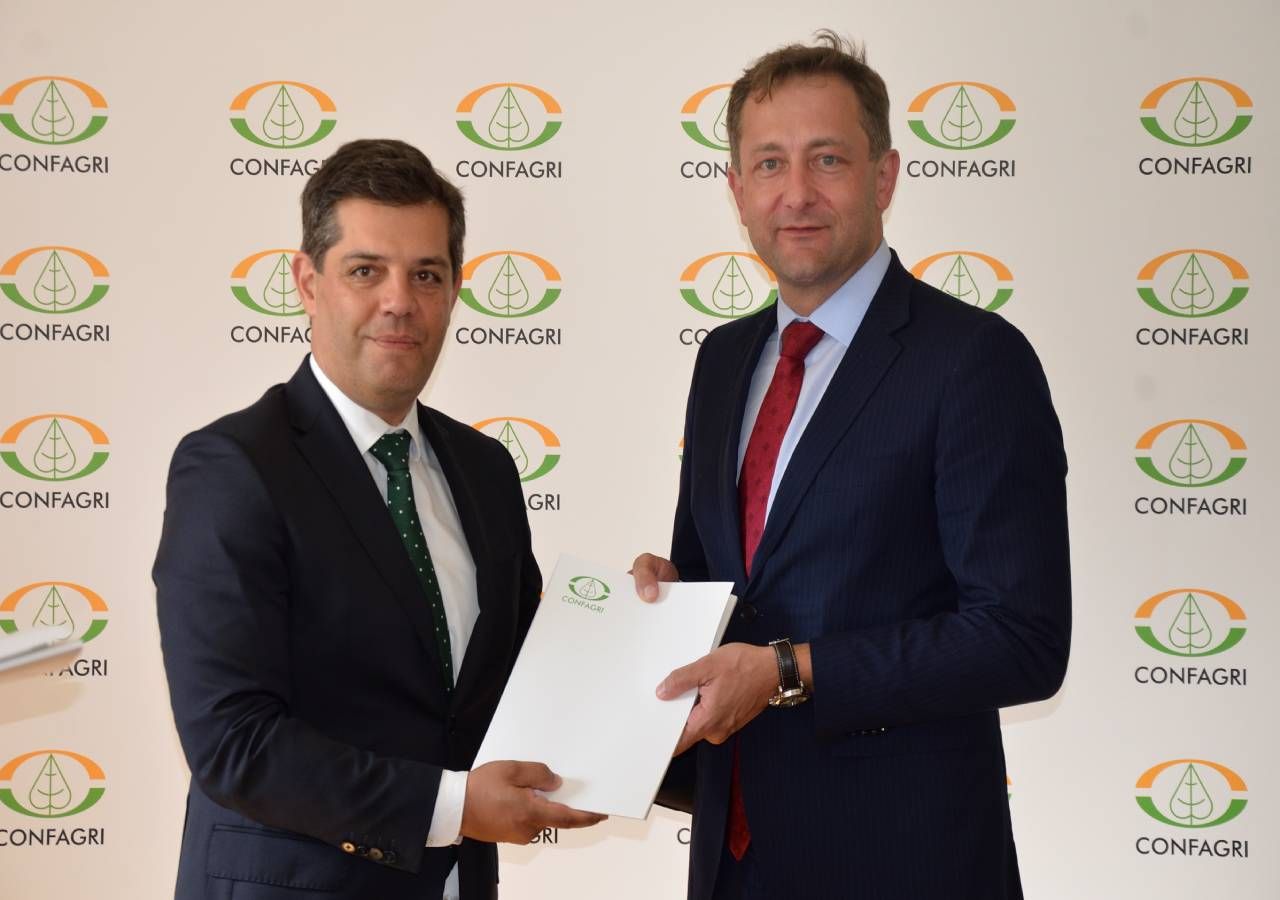 Christophe Hansen (à direita, na foto), comissário europeu da Agricultura e Alimentação, está em Portugal a convite da CAP - Confederação dos Agricultores de Portugal. Esta sexta-feira encontrou-se com o presidente da CONFAGRI, Idalino Leão. Créditos: CONFAGRI.