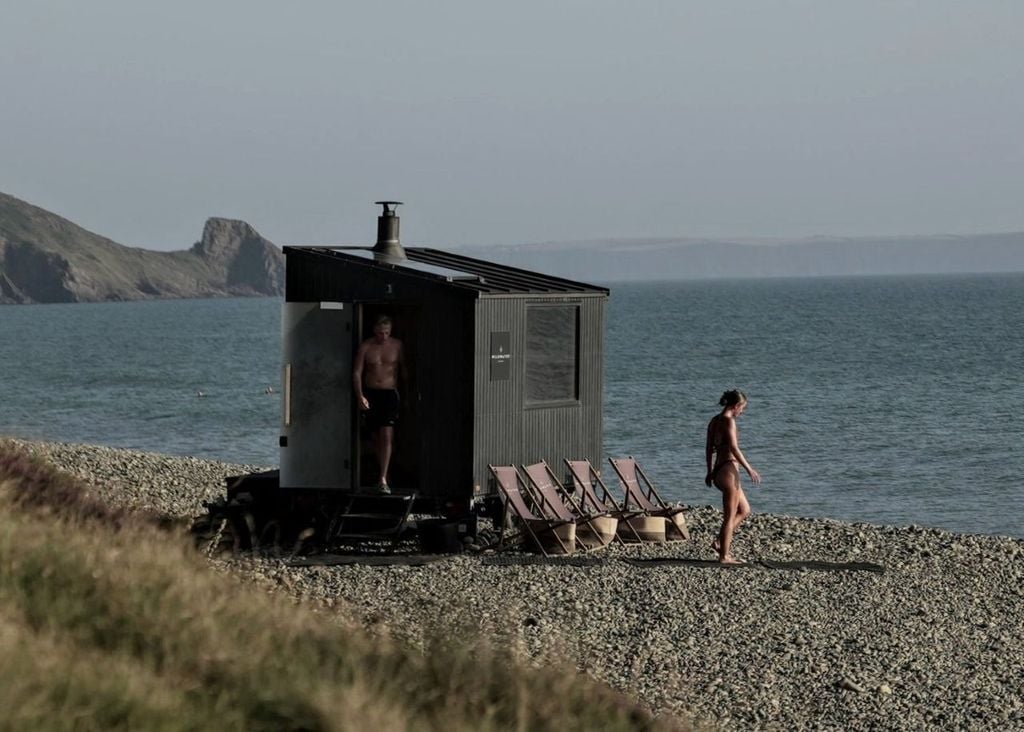 Wildwater sauna, un sauna qui se déplace sur la côte du pays de Galles. Wildwater sauna, un sauna qui se déplace sur la côte du pays de Galles.