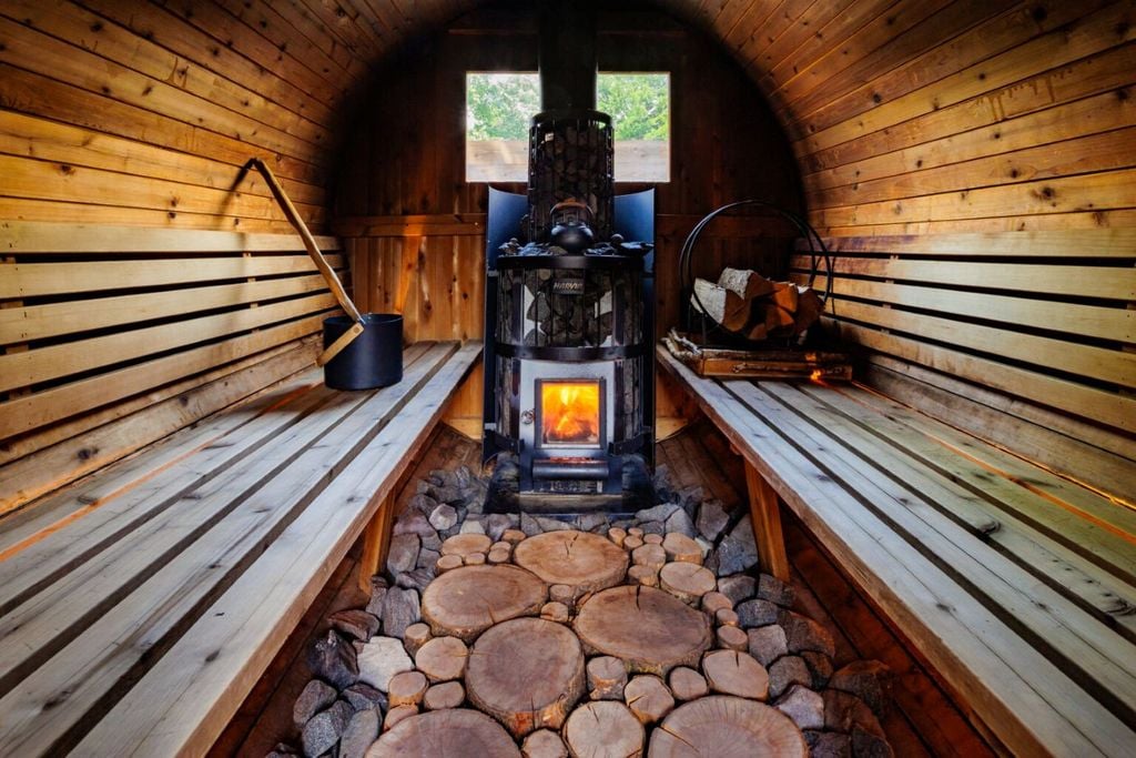 From P Glamping propose un sauna en forme de tonneau. From P Glamping propose un sauna en forme de tonneau.