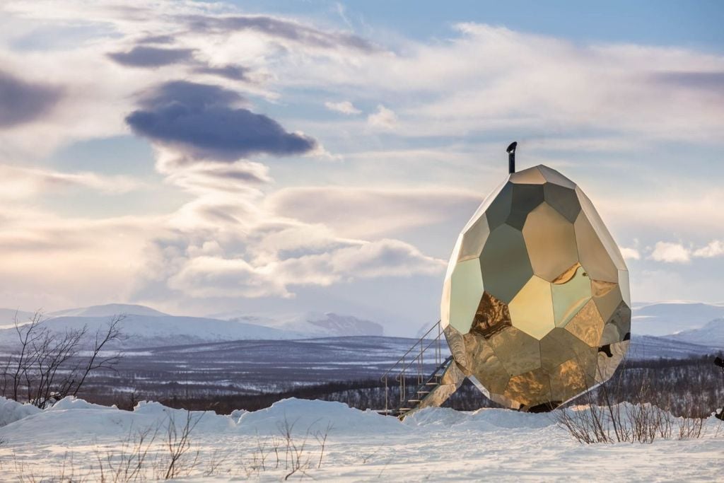 Solar Egg a été conçu comme une sculpture sociale où les habitants et les visiteurs de la ville peuvent se rencontrer et échanger. Solar Egg a été conçu comme une sculpture sociale où les habitants et les visiteurs de la ville peuvent se rencontrer et échanger.