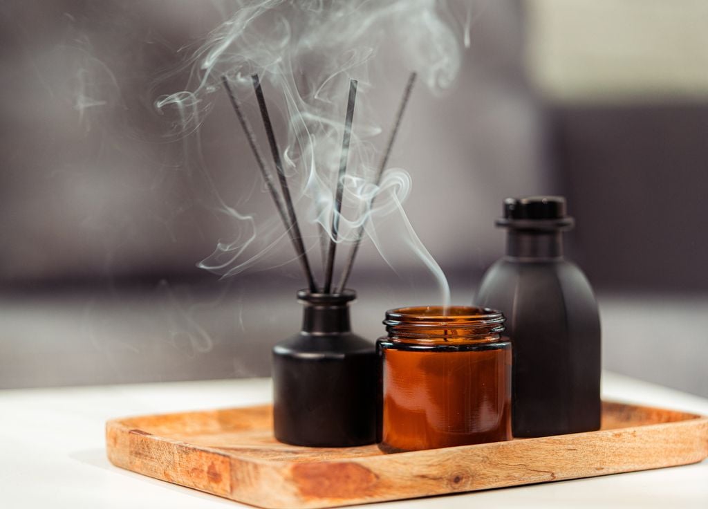 Bougie Encens Odeur Maison Diffuseur Bougies, sprays désodorisants, encens, diffuseurs… Ces produits sentent bons mais ils sont mauvais pour la santé et polluent l'air intérieur.