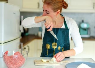 Comment éviter de pleurer en coupant des oignons ? Des scientifiques apportent la réponse ! 