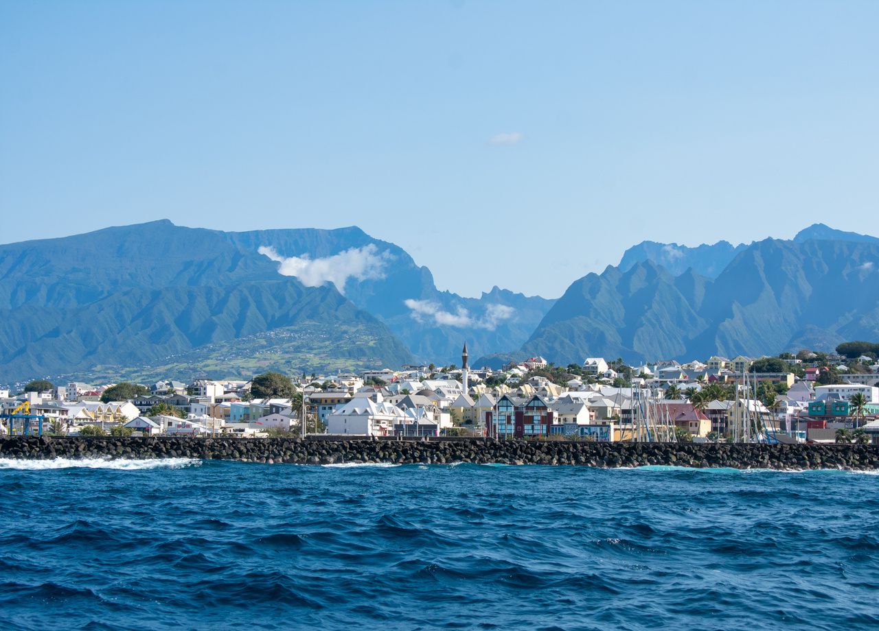 La Réunion : Saint-Pierre, côté mer, avec la silhouette emblématique de l'Entre-Deux au centre du cliché.