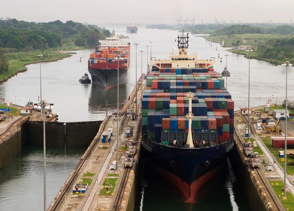 Cargo dans le canal de Panama.