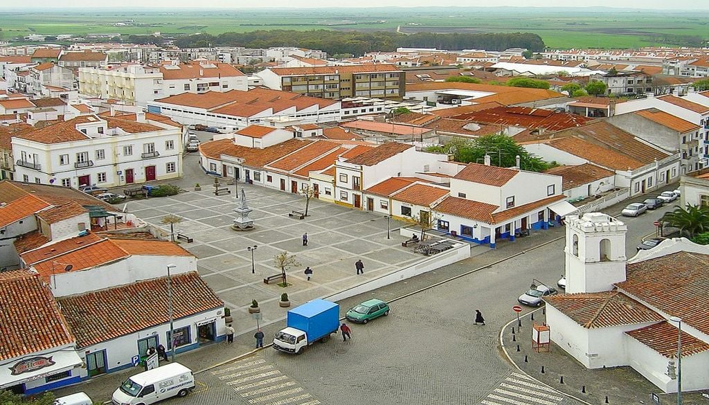 A escassa cobertura arbórea agrava o stress térmico em Beja, tornando urgente a criação de refúgios verdes contra o calor. Foto: Vítor Oliveira, de Torres Vedras, Portugal, CC BY-SA 2.0, Wikimedia Commons