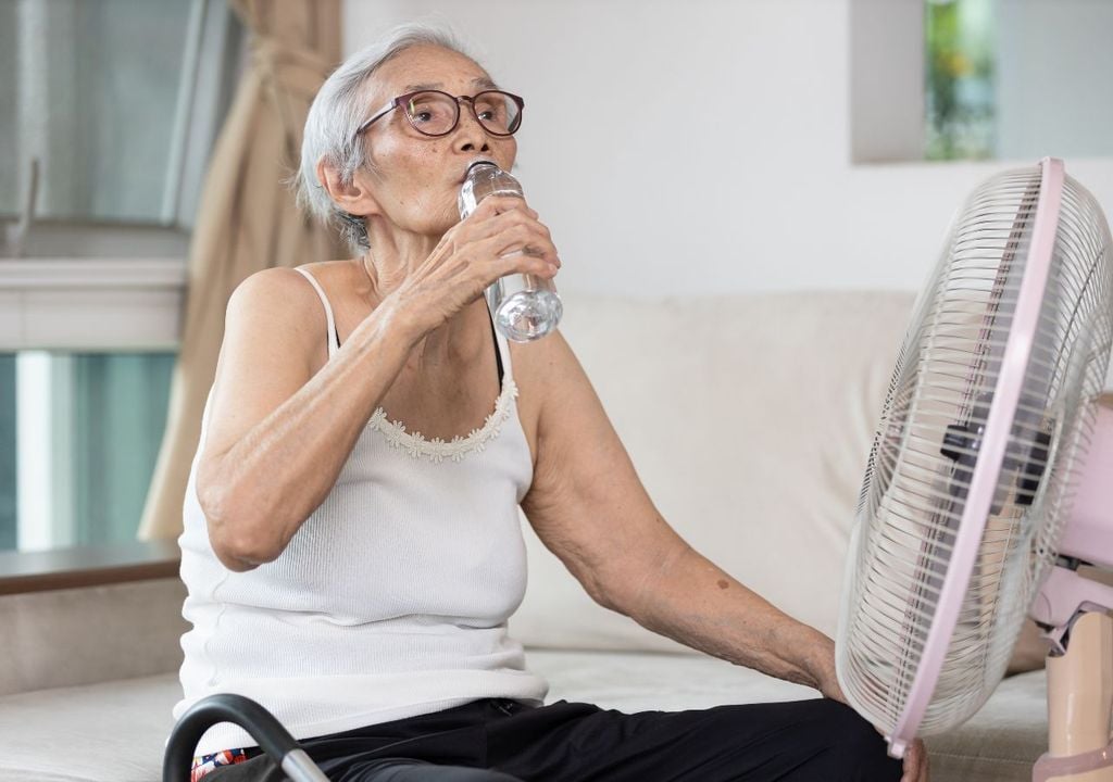 Persona mayor bebiendo agua
