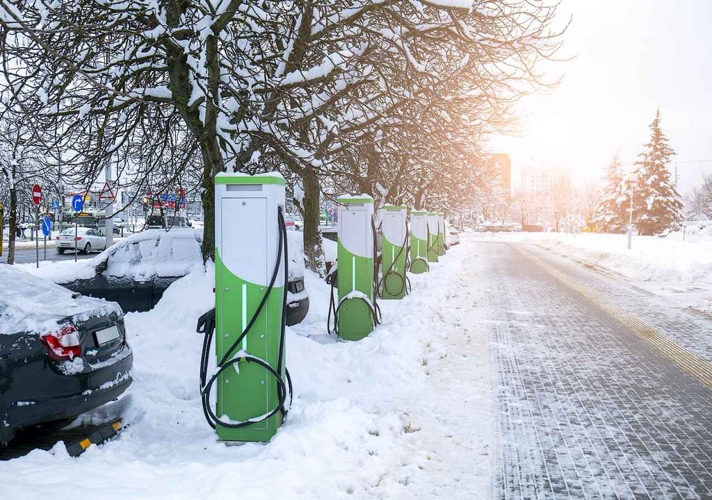 Elektroautos in verschneiter Stadt