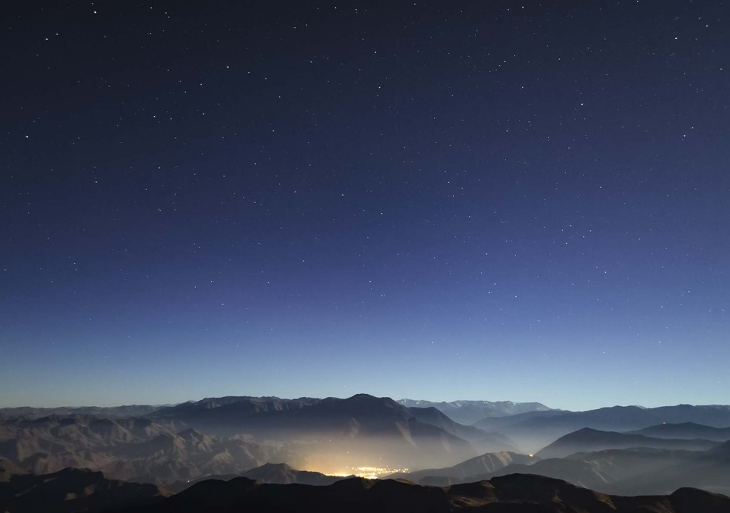 Contaminación lumínica visible desde Cerro Tololo, en la Región de Coquimbo. La luz de Vicuña invade el cielo nocturno. Contaminación lumínica visible desde Cerro Tololo, en la Región de Coquimbo. La luz de Vicuña invade el cielo nocturno.
