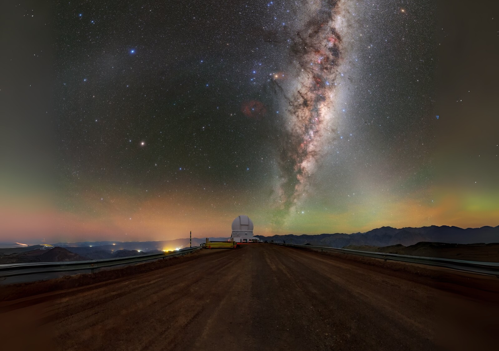 Vista de la Vía Láctea desde un observatorio chileno, donde también se aprecia el resplandor de la contaminación lumínica en el horizonte. Un contraste entre la inmensidad del cosmos y las luces que amenazan su observación. Vista de la Vía Láctea desde un observatorio chileno, donde también se aprecia el resplandor de la contaminación lumínica en el horizonte. Un contraste entre la inmensidad del cosmos y las luces que amenazan su observación.