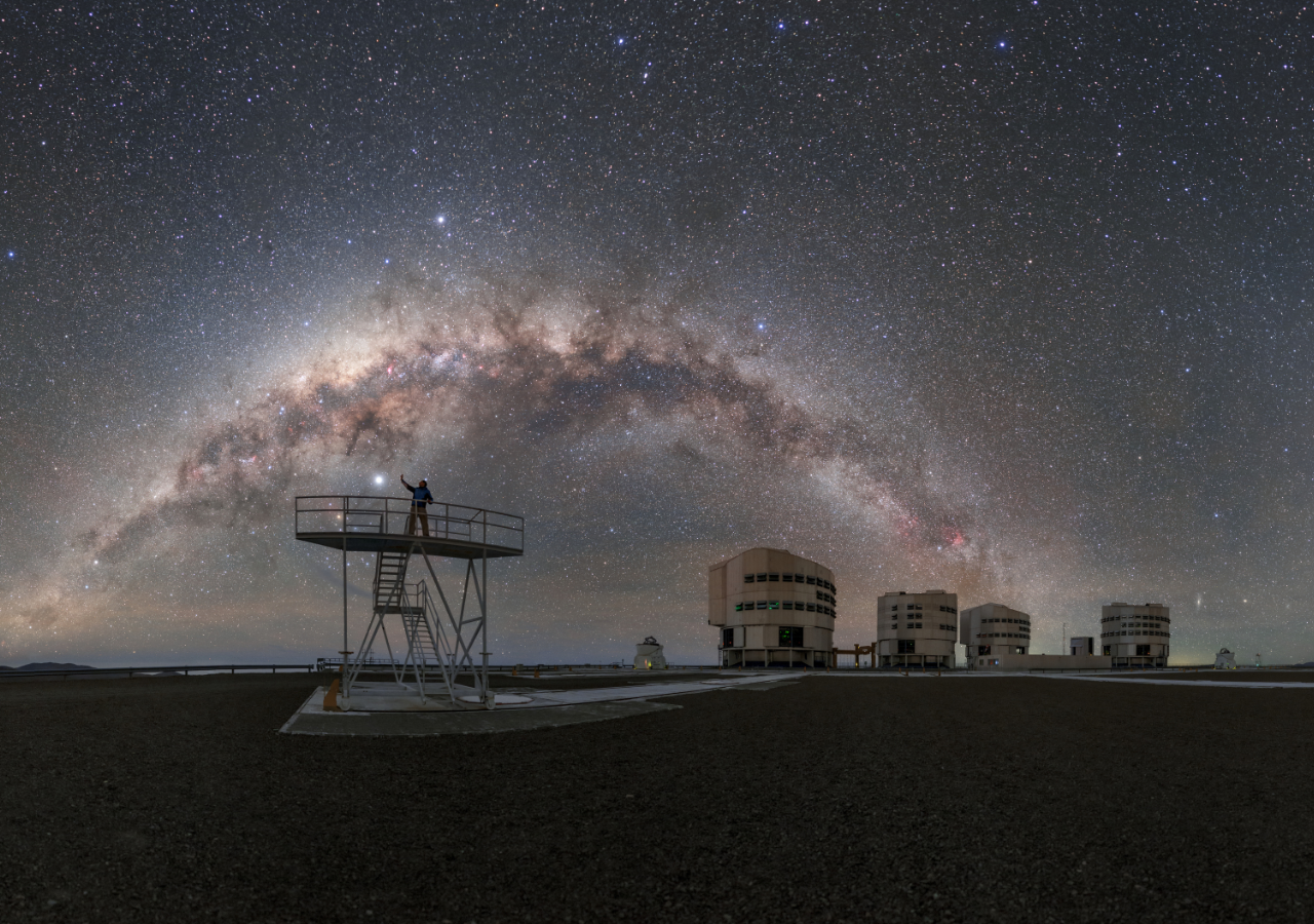La Vía Láctea en todo su esplendor sobre el Observatorio Paranal, en el norte de Chile. Una joya del cielo nocturno que requiere protección frente al avance de la contaminación lumínica. Crédito: ESO/P. Horálek.