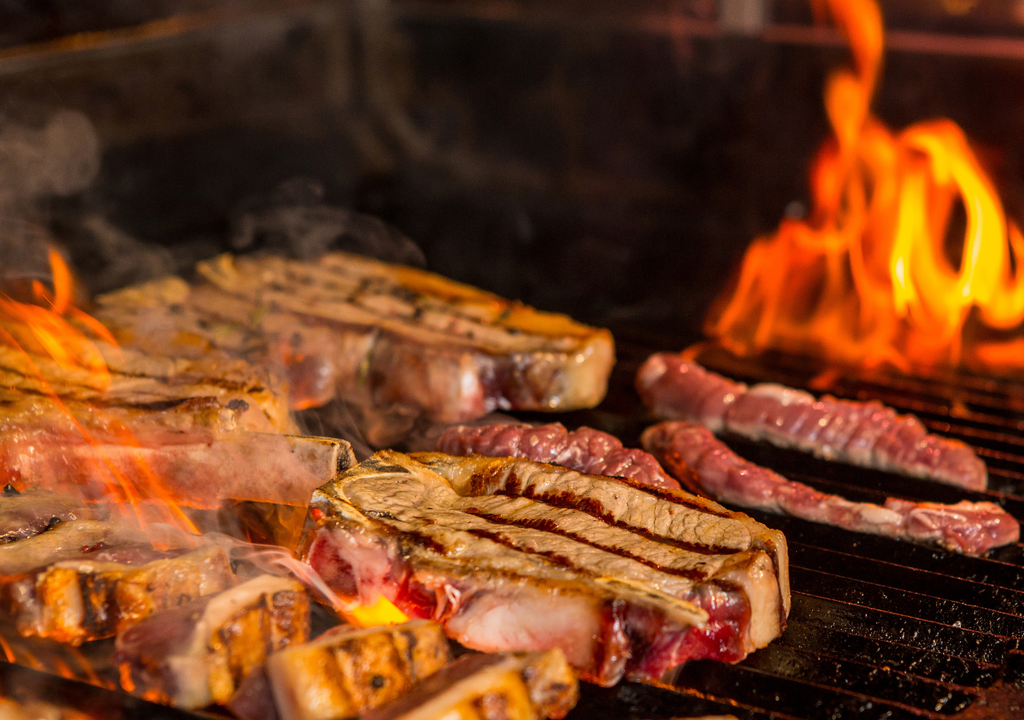 Aunque pareciese ser algo que se aprende con la práctica, hacer un asado tiene mucho de ciencia aplicada.