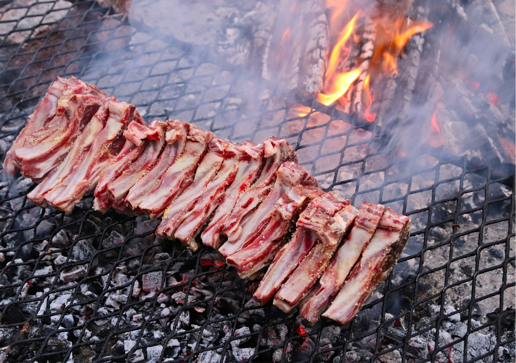 El fuego, la manera en que se enciende y el material que se utiliza, son claves para saber cómo saldrá el asado.
