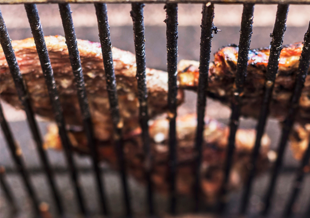 Si la carne está húmeda, hay que dejar que el calor evapore el agua primero.
