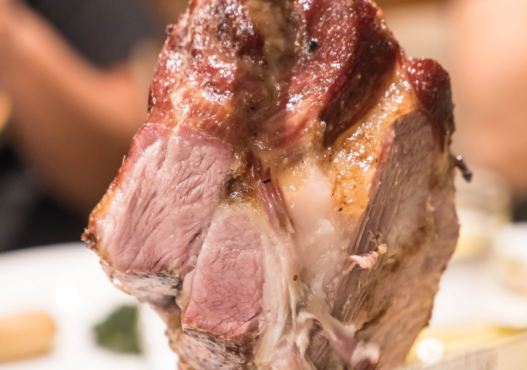 Para que la carne sea segura se recomienda alcanzar al menos 63 °C en su interior.